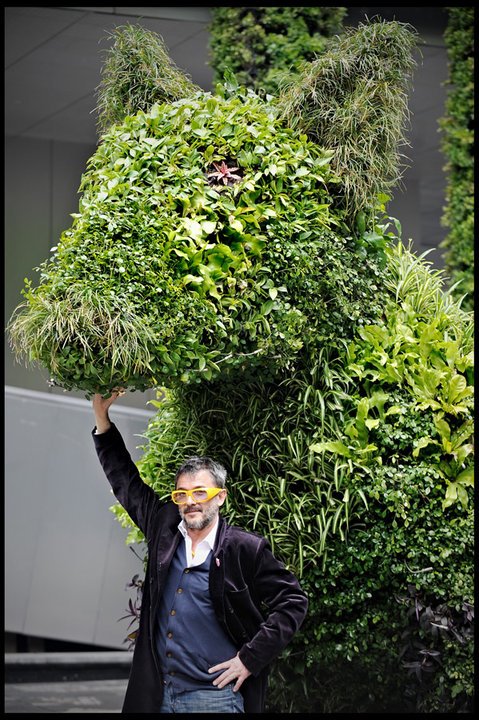 Aurèle_et_-The_LostDogCO2-,_sculpture_en_plantes_dépolluantes_présentée_au_pavillon_français_de_l'Exposition_universelle_de_Shanghai,_Chine,_2010