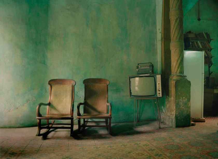 54e5ac43a39eetwo_chairs_with_tv_2_havana2