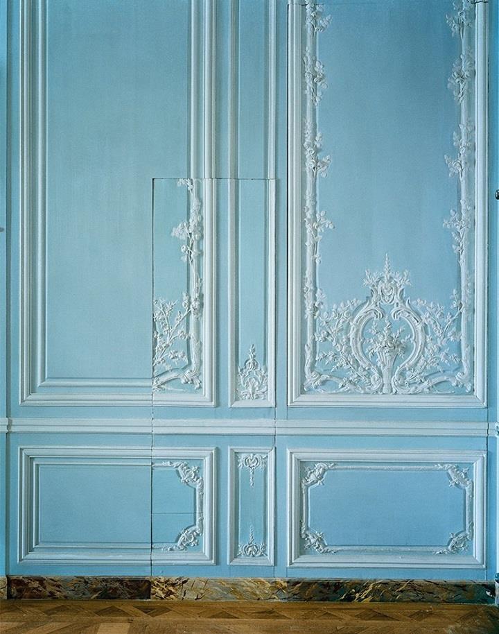 Robert-Polidori-blue-wall
